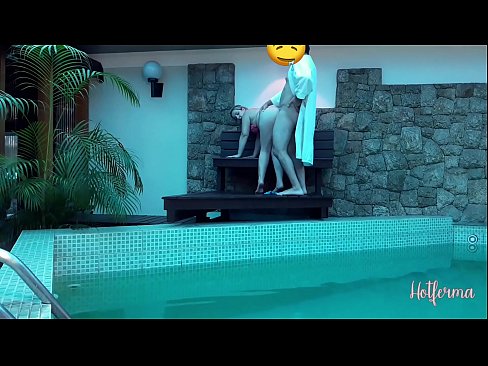 ❤️ Bosi fton shërbëtoren në pishinë, por nuk mundi t'i rezistonte një nxehtësie Video porno në sq.yourxxxvideos.ru ☑